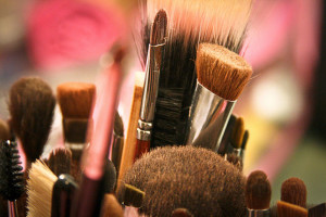 Conheça alguns tipos de pincéis que vão transformar sua maquiagem