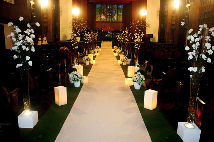 Casamento na Igreja - Decoração com flores brancas