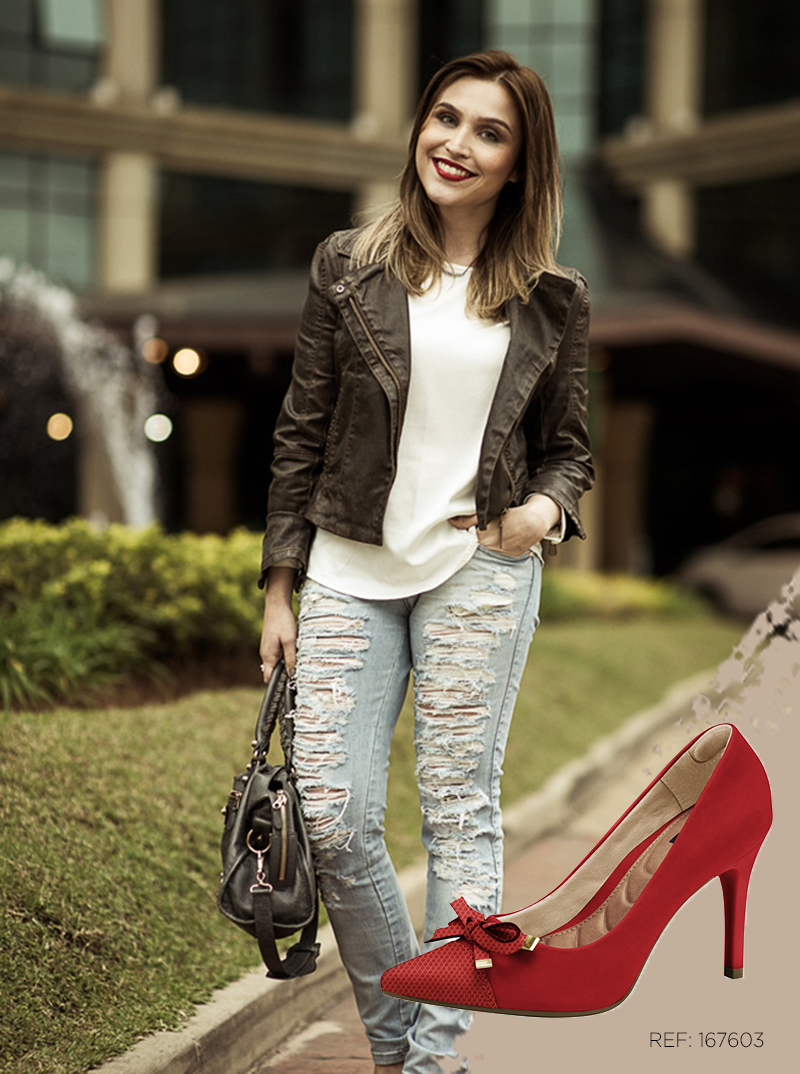 Os jeans rasgadinhos são a tendência do momento e, apesar de abandonarem a formalidade, combinam com a elegância dos scarpins